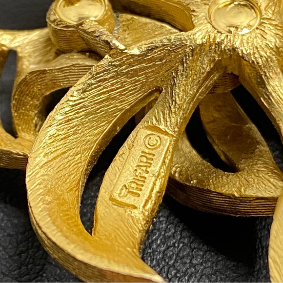 Vintage Crown Trifari Brooch Brushed Gold Tone Textured Ribbon Leaf - Picture 2 of 12